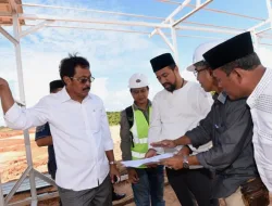 Gubernur Tinjau Pembangunan Lapangan Sepak Bola Pulau Dompak