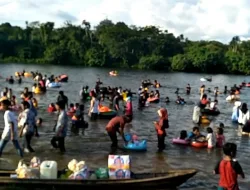 Sambut Ramadhan, Warga Kampar Gelar Balimau Kasai