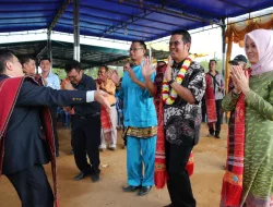 Hadiri Pesta Gotilon HKBP, Bupati dan Istri Dihadiahi Kain Ulos