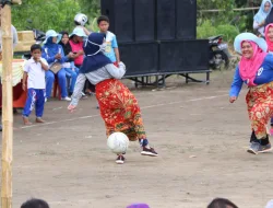 Peringati HUT RI ke 73, Ibu-ibu Kelurahan Gunung Lengkuas Main Bola Pakai Sarung