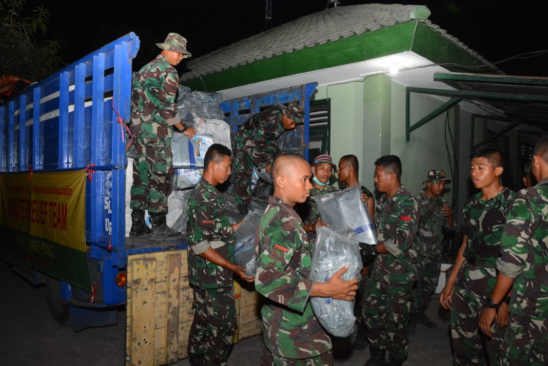 TNI Terus Didistribusikan Bantuan Logistik Bagi Korban Gempa Lombok di Hari Kemerdekaan RI