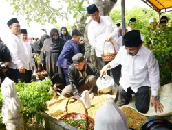 Nurdin Antar Jenazah Ibunda Hingga ke Liang Lahat