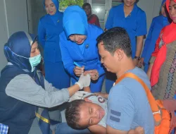 Ketua Korcab IV DJA I Berikan Imunisasi Rubella Kepada Balita