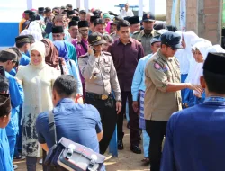Apri Sujadi Serahkan Bantuan Korban Puting Beliung di Desa Kelong