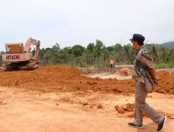 Tinjau Jalan Lintas Timur, Bupati Bintan Pastikan Progres Pembangunan Berjalan Baik