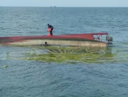 Kapal Bawa Kelapa Dari Meranti Tenggelam di Perairan Karimun
