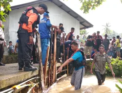 Mandi Hujan, Balita Hilang Terseret Arus Parit di Jalan Kuantan