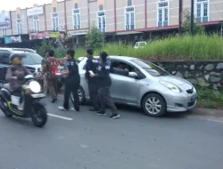 Rekontruksi Penganiayaan Bidan W, Dokter Yusrizal Ditemani Istri