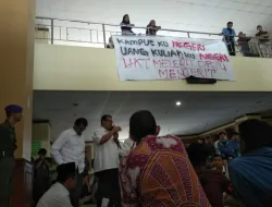 Mahasiswa UIN Sultan Syarif Kasim Tuntut Rektor Lengser