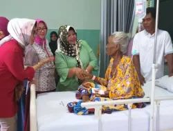 YKI Kunjungi Penderita Kanker di RSUD