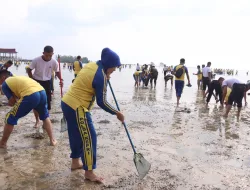Polda Kepri Kerahkan Personel Bersihkan Pantai Payung
