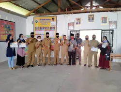 Mahasiswa Kukerta Unri Menyerahkan Hasil Pembuatan Hand Sanitizer Alami Kepada Kepala Desa dan Kepala Dusun Desa Lenggadai Hulu