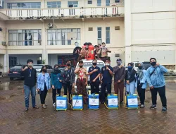 Cegah Penularan, Mahasiswa Relawan Covid-19 UNRI Kecamatan Bengkong Lakukan Penyemprotan Disenfektan di Sekolah
