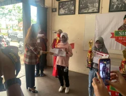 Tim Sinergi Kepri Bagikan Hadiah di Tanjungpinang