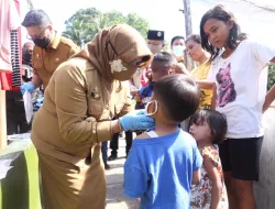 Walikota Tanjungpinang Bagikan Masker Door to Door