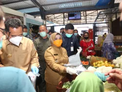 Tinjau Pasar, Pjs Gubernur dan Walikota Bagikan Masker ke Masyarakat