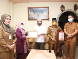 Sadar Arsip, Pemko Berikan Penghargaan Kepada 3 Mantan Pejabat Daerah