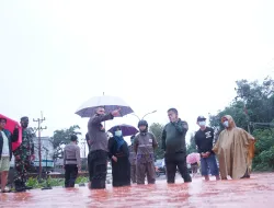 Tinjau Titik Banjir, Rahma Beri Semangat dan Bantuan kepada Korban Banjir