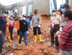 Gotong Royong Bantu Korban Banjir dan Longsor