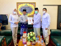 Endang Abdullah Serahkan Berkas Pendaftaran Wawako