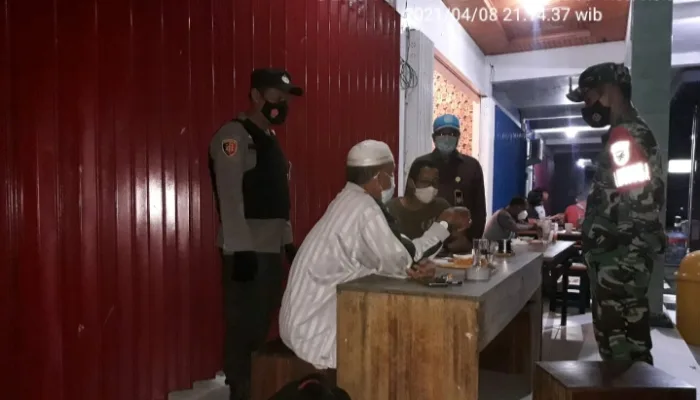 Yustisi Malam Hari, Gabungan 3 Pilar Kecamatan Kotawaringin Lama Himbau Warga Taati protokol Kesehatan