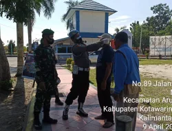Anggota Polsek Arsel Bersama TNI Imbau Prokes Dan Bagikan Masker Ke Warga Masyarakat Seputaran Kota Pangkalanbun