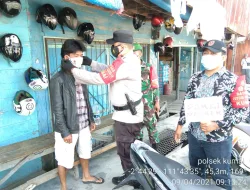 TNI & POLRI Lakukan Pembagian Masker Kepada Masyarakat