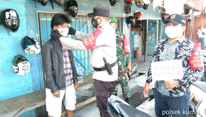 TNI & POLRI Lakukan Pembagian Masker Kepada Masyarakat