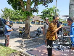 Anggota Polsek Arsel Sosialisasikan Prokes Kepada Warga di Seputaran Kota P Bun