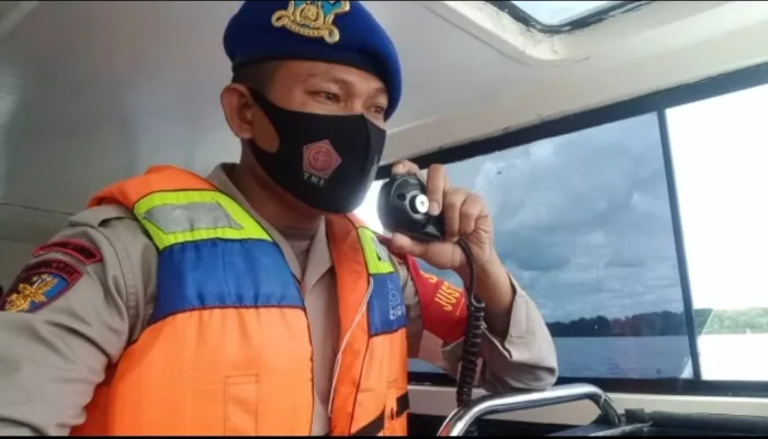 Aipda Roni Memanfaatkan Radio Channel 16 VHF Untuk Imbau ABK Patuhi Prokes, dan Keselamatan Dalam Berlayar