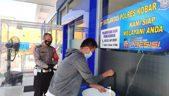 Satlantas Polres Kobar Selalu Menerapkan Protokol Kesehatan Dalam Pelayanan Administrasi SIM