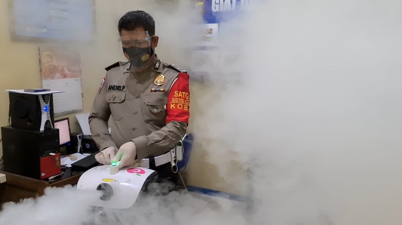 Satlantas Polres Kobar melaksanakan kegiatan Fogging Disinfecktan di Kantor Sat Lantas Pores Kobar