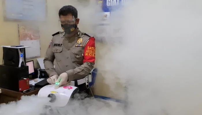 Satlantas Polres Kobar melaksanakan kegiatan Fogging Disinfecktan di Kantor Sat Lantas Pores Kobar