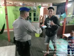 Patroli Malam Hari, Aipda Fadli Sekaligus Polmas Di Bantaran Daerah Aliran Sungai