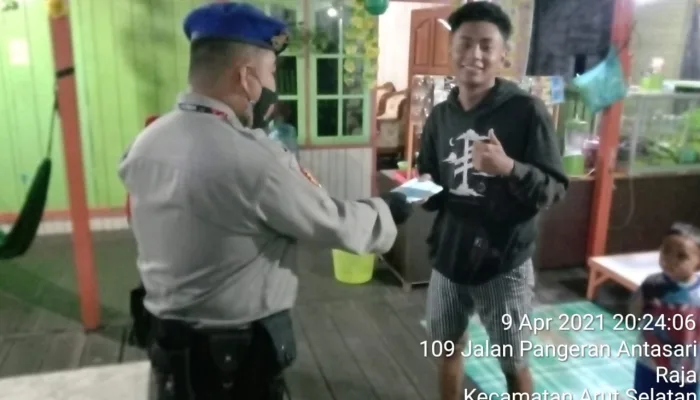 Patroli Malam Hari, Aipda Fadli Sekaligus Polmas Di Bantaran Daerah Aliran Sungai