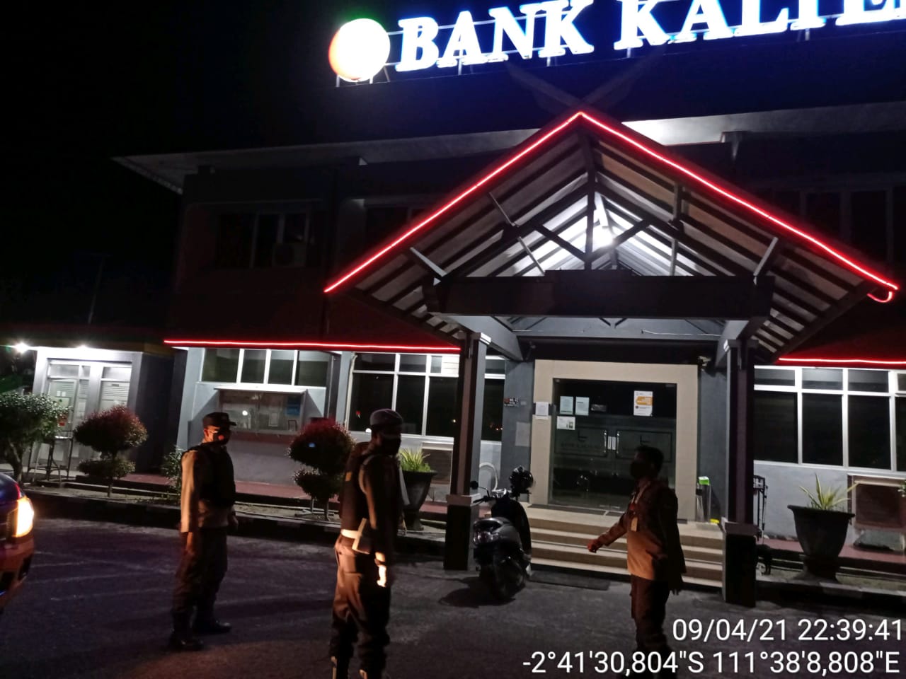 Patroli Malam Polsek Arsel Sambangi Bank Kalteng