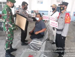 TNI & POLRI lakukan pembagian masker kepada Masyarakat