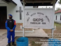 Aipda Roni Melakukan Pengamanan Ibadah Minggu Di Gereja