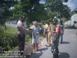 Bhabinkamtibmas Polsek Arsel Bersama TNI Imbau Prokes Dan Bagikan Masker Ke Warga Binaannya