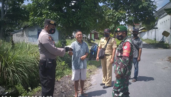 Bhabinkamtibmas Polsek Arsel Bersama TNI Imbau Prokes Dan Bagikan Masker Ke Warga Binaannya