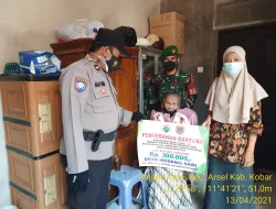 Bhabinkamtibmas Polsek Arsel Bersama Babinsa Berikan Pengamanan BLT Untuk Warganya