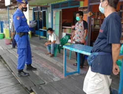 Aipda Rony Personel Satpolair Polres Kobar Pantau Penerapan Prokes Warga Bantaran Sungai Arut Kab. Kobar