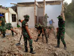 Aipda Dharma Laksanakan Polmas Perairan Pada Malam Hari Di Bantaran Das Kumai