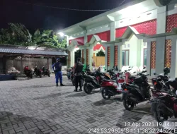 Pastikan Ibadah Berjalan Kondusif, Aipda Dharma Lakukan Pengamanan Sholat