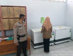 Rutin Dampingi Petugas Dinkes Cek Suhu Vaksin, Terpantau Suhu Pagi Ini 4,0 C – 4,1 C