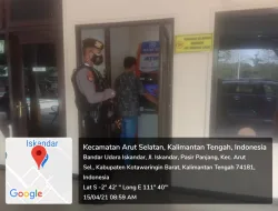 Personel Satsabhara Polres Kotawaringin Barat laksanakan pengamanan di Bank BRI