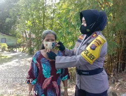 Kapolsek Arsel Bersama TNI Imbau Prokes Dan Bagikan Masker Ke Warga Masyarakat Kel Madurejo