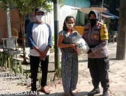 Kapolsek Laksanakan Jum’at Berkah Bagikan Sembako Kepada Warga