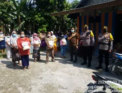 Polres Kobar bagikan Bansos dalam rangka kegiatan Jumat Berkah di Bulan Suci Ramadhan