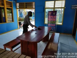 Jum’at Bersih, Personel Satpolairud Polres Kobar membersihkan mako dan lingkungan sekitar